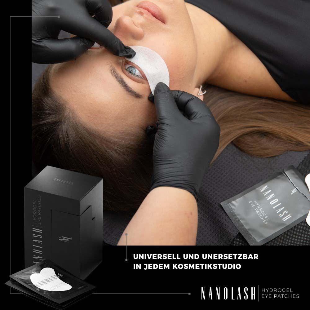 Kosmetikerin legt Augenpflaster an. Auf der Verpackung steht "NANOLASH Hydrogel Eye Patches". Text: universell und unersetzbar in jedem Kosmetikstudio.