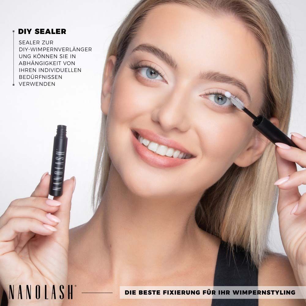Frau hält eine schwarze Tube mit Applikator. Aufschrift: NANOLASH. Sie trägt das Produkt auf ihr Auge auf.