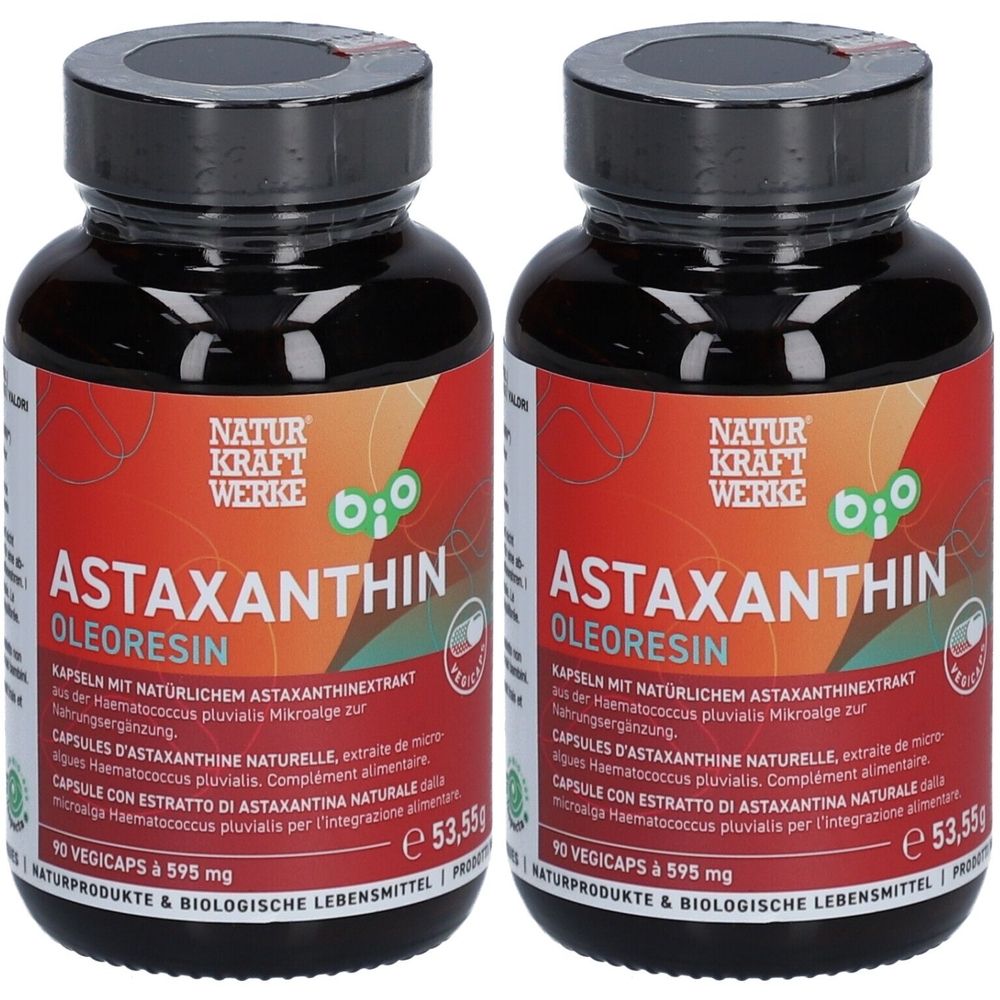 Zwei Flaschen NATURKRAFTWERKE Astaxanthin Bio. Schwarze Deckel, rote Etiketten mit weißer Schrift. Enthält 90 Vegicaps.