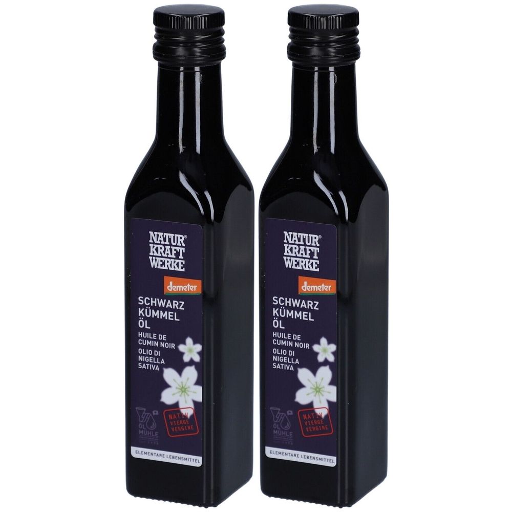Deux bouteilles noires avec étiquettes. Inscription : NATUR KRAFT WERKE, SCHWARZ KÜMMEL ÖL, label Demeter. Bouchons à vis noirs.