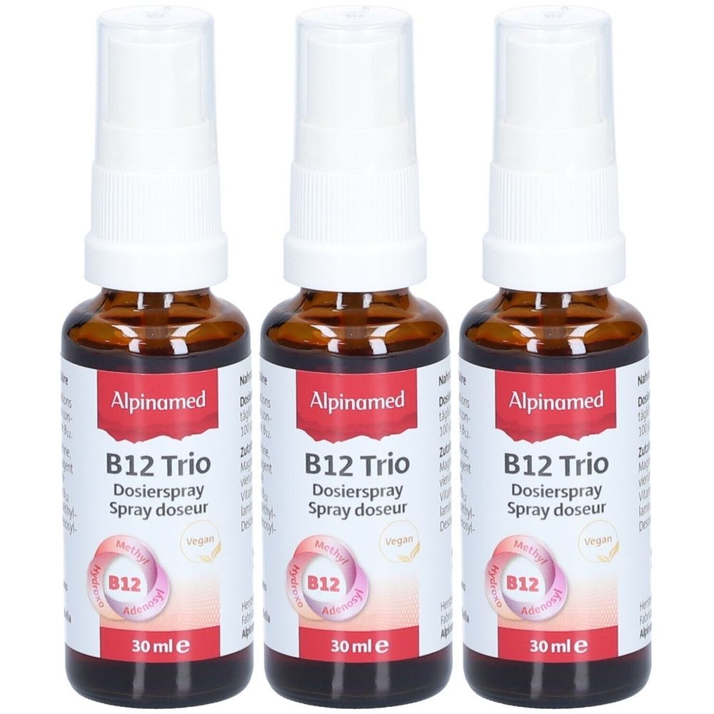Drei Sprühflaschen Alpinamed B12 Trio. Braune Glasflaschen mit weißem Sprühkopf und Etikett. Rote und weiße Etiketten mit Text.