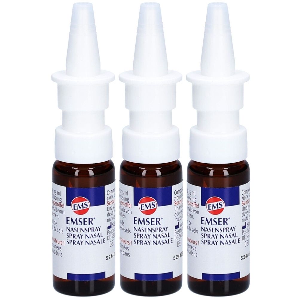 Drei Nasenspray-Flaschen mit weißem Sprühkopf und brauner Flüssigkeit. Aufschrift: EMSER NASENSPRAY.