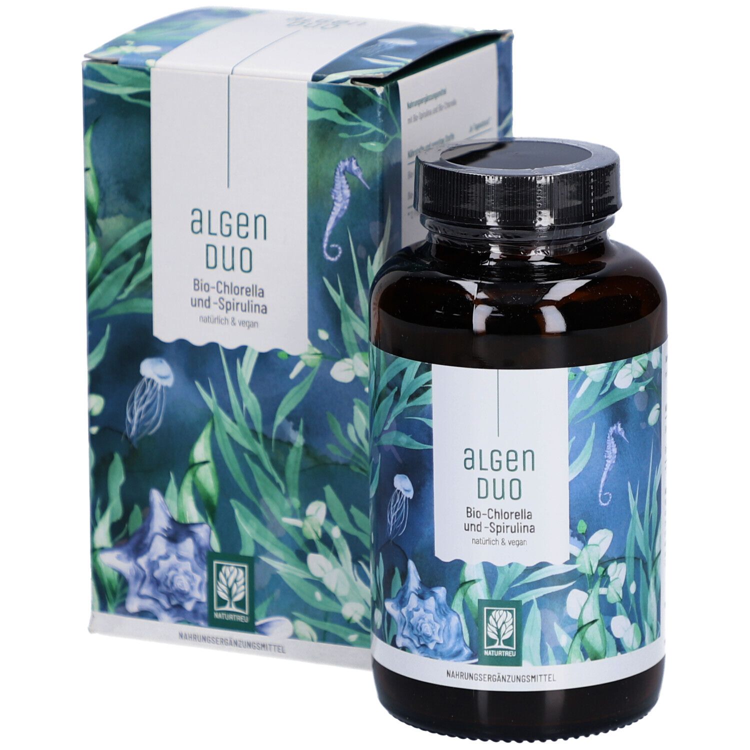 Braune Glasflasche und Schachtel. Auf der Flasche und Schachtel steht "Algen Duo", Bio-Chlorella und Spirulina. Vegan.