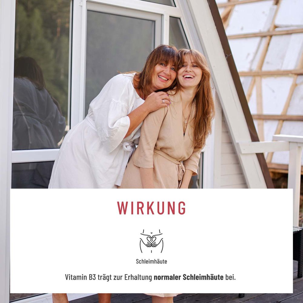 Deux femmes sourient. Texte : Effet. La vitamine B3 contribue au maintien des muqueuses normales.