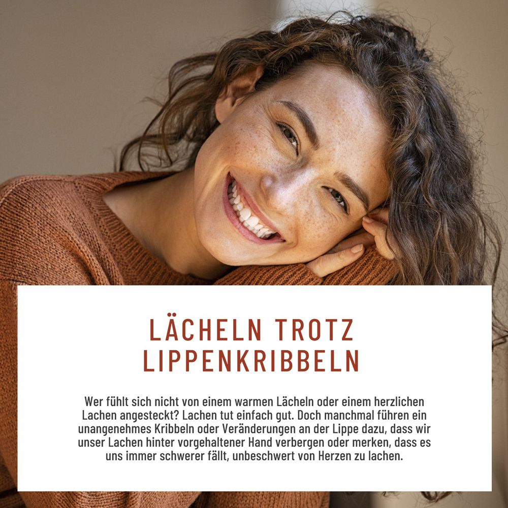 Frau lächelt. Text: LÄCHELN TROTZ LIPPENKRIBBELN.
