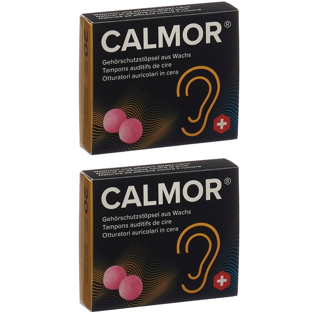 Zwei Schachteln mit Gehörschutzstöpseln. Aufschrift CALMOR, Ohr-Illustration und Pluszeichen. Rosa Ohrstöpsel sichtbar.