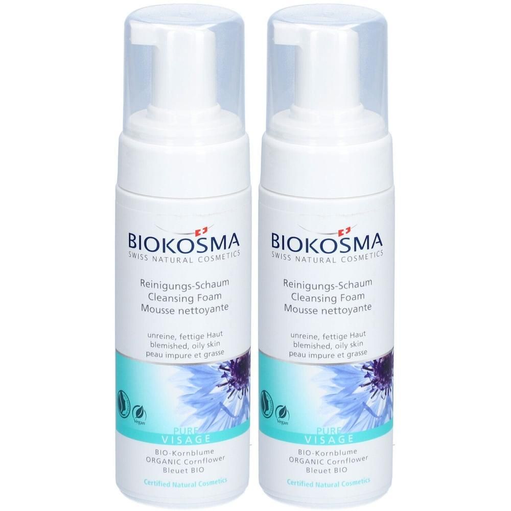 Deux flacons de mousse nettoyante BIOKOSMA. Flacons blancs avec étiquettes bleu-vert. Pompes transparentes. Texte: Mousse nettoyante, pour peau impure.