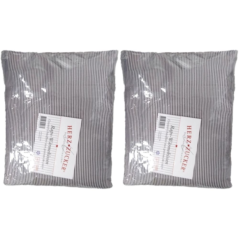 Zwei Kissen mit blau-weiß gestreiftem Stoff, verpackt in Folie. Etikett mit HERZZUCKER-Logo und Produktinformationen.