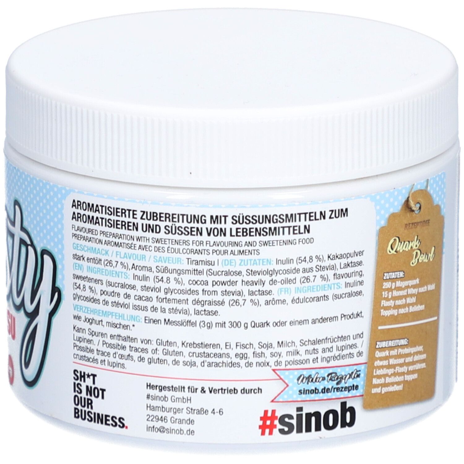 Récipient blanc et rond avec étiquette Flasty Tiramisu et étiquette "Quark Bowl". Contient des informations et un hashtag.