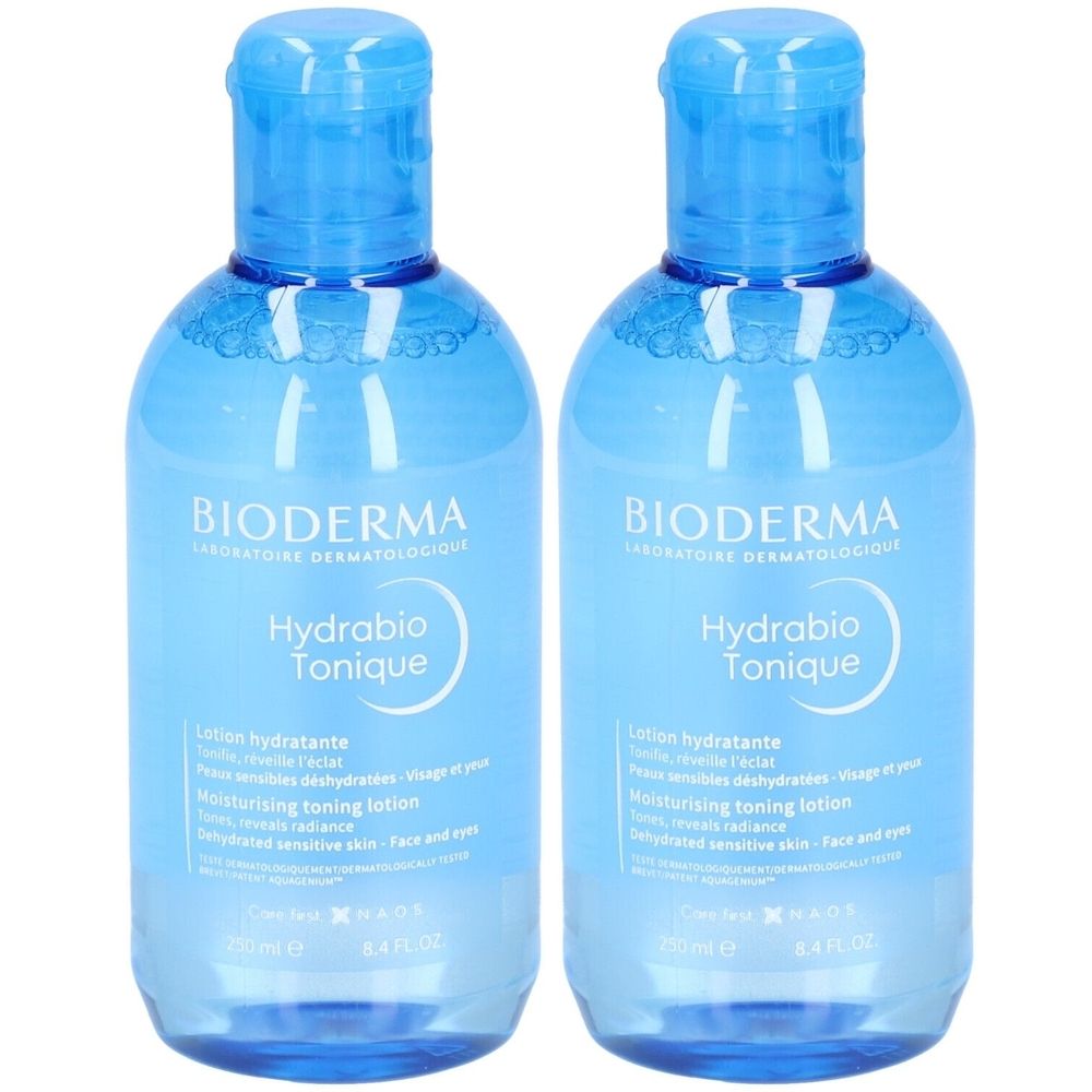 Deux flacons bleus Bioderma Hydrabio Tonique. Inscription: Lotion hydratante, Peaux sensibles déshydratées. Avec bouchon bleu.