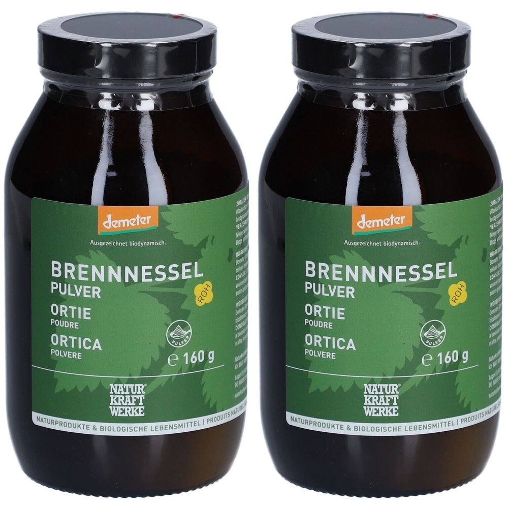 Zwei braune Glasflaschen mit grünem Etikett. Aufschrift: Brennnessel Pulver, Ortica, Demeter-Siegel, 160g. Marke: Naturkraftwerke.