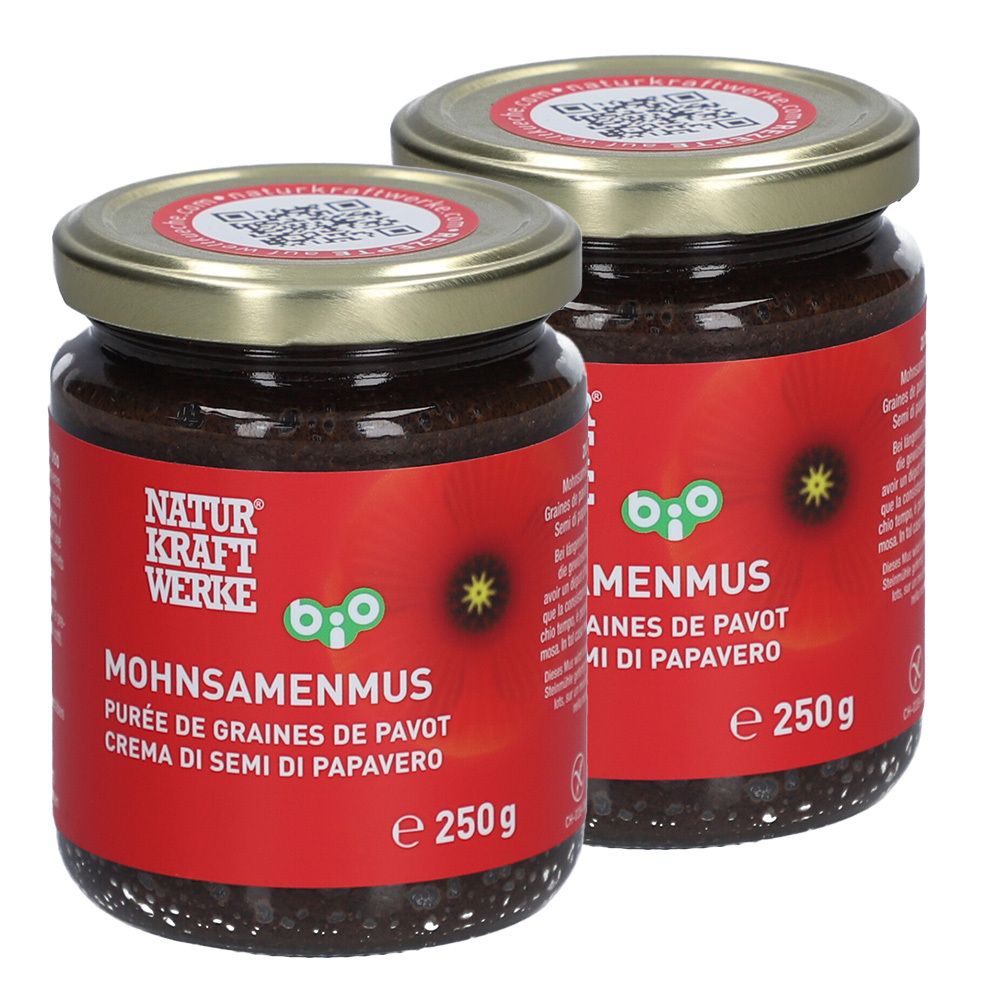 Zwei Gläser Mohnsamenmus mit rotem Etikett. Aufschrift: NATURKRAFTWERKE, Mohnsamenmus, e 250g. Deckel mit QR-Code.