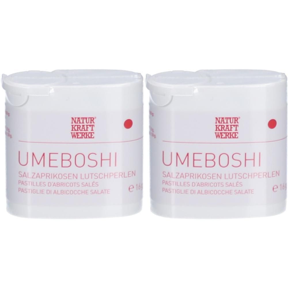 Zwei weiße Behälter mit Deckel. Aufschrift UMEBOSHI, NATUR KRAFT WERKE. Text: SALZAPRIKOSEN LUTSCHPERLEN, PASTILLES D'ABRICOTS SALÉS, PASTIGLIE DI ALBICOCCHE SALATE.