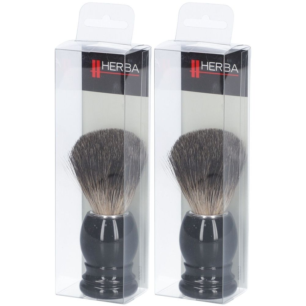 Deux blaireaux dans des boîtes en plastique transparentes. Manches noirs, poils gris, logo HERBA.