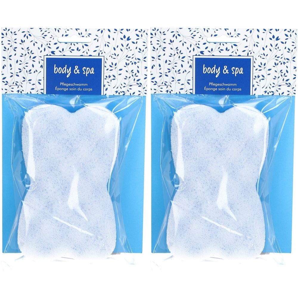 Zwei Körperpflege-Schwämme in Folienverpackung. Blaue Karte mit "body & spa"-Logo. Schwamm in Sanduhrform.