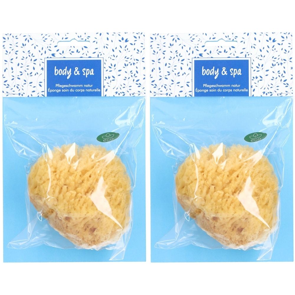 Zwei natürliche Badeschwämme in Plastikverpackung. Aufschrift "body & spa".