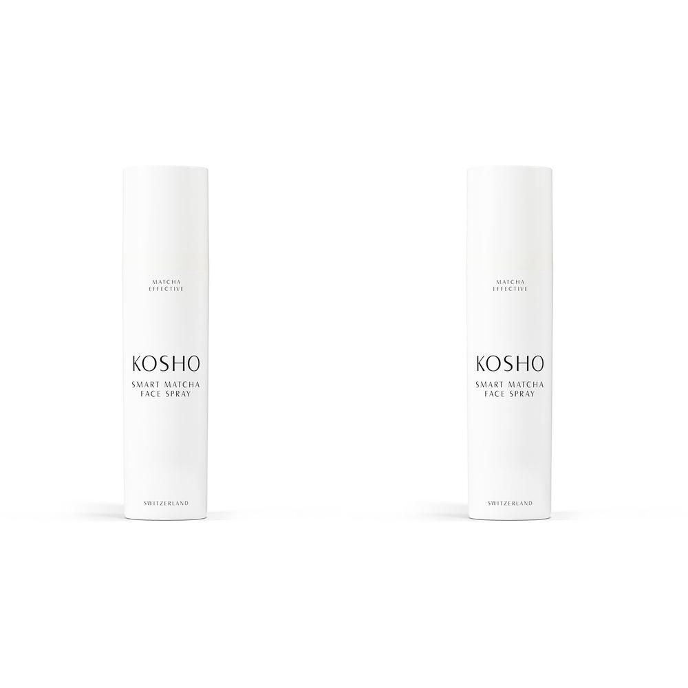 Deux flacons de spray blancs. Sur chaque flacon, le texte KOSHO, SMART MATCHA FACE SPRAY est visible. Une autre ligne de texte est en dessous.