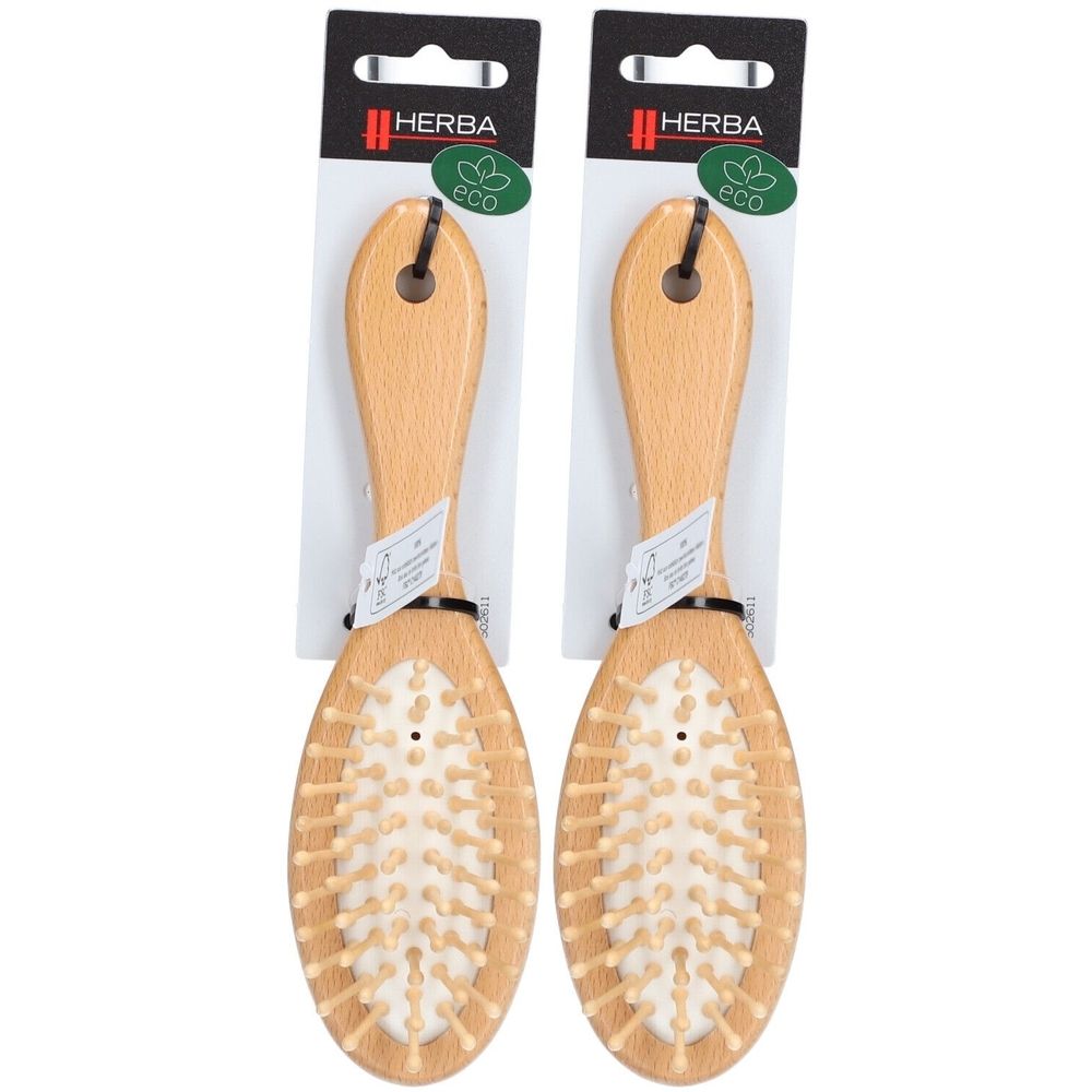 Deux brosses ovales en bois avec picots en bois. Accroches noires et emballage avec logo et symbole Eco.