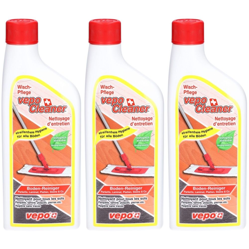 Drei Flaschen vepo Cleaner. Weiße Flaschen mit rotem Deckel und gelbem Etikett. Auf dem Etikett steht "Wisch-Pflege" und "Boden-Reiniger".
