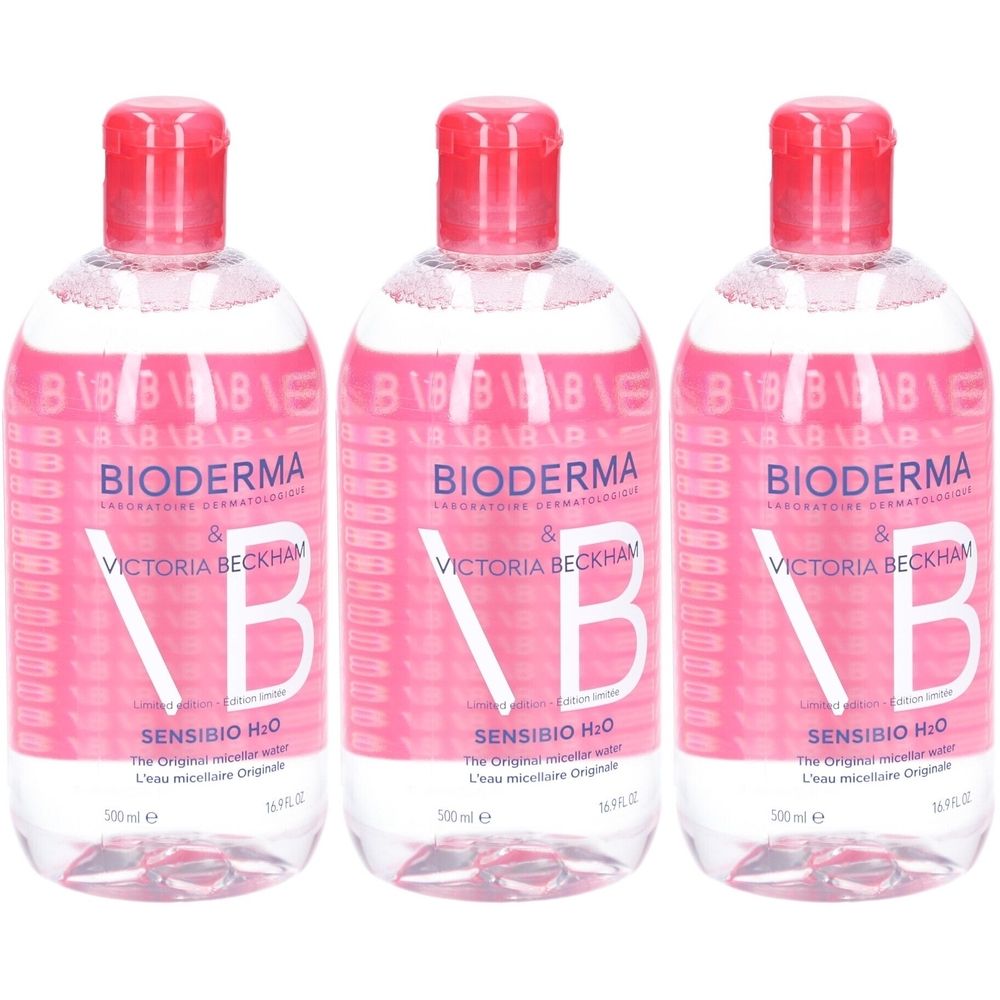 Trois flacons de Bioderma Sensibio H2O. Étiquette rose, bouchon rouge. Inscription: Victoria Beckham. Contenance 500 ml.