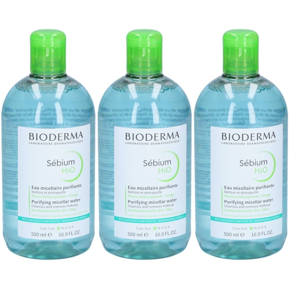 Trois flacons de Bioderma Sébium H2O. Liquide clair dans des bouteilles transparentes avec des bouchons verts.