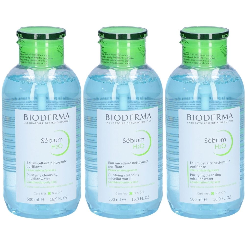Drei Flaschen BIODERMA Sébium H2O Mizellen-Lösung. Klare Flüssigkeit in transparenten Flaschen mit grünen Deckeln. Text: 'Purifying cleansing micellar water'.
