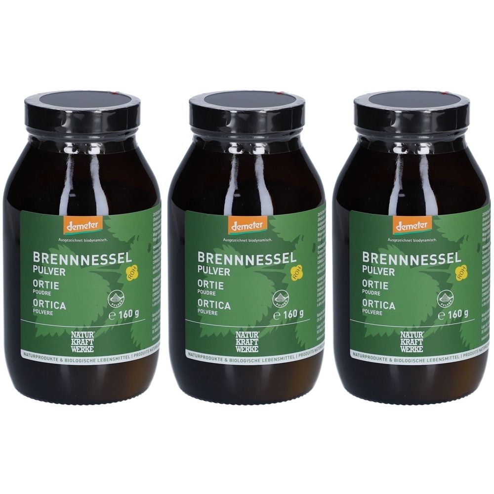 Drei braune Gläser mit schwarzem Deckel. Etikett mit Text: Brennnessel Pulver, Ortica, Demeter-Siegel, 160 g. Naturkraftwerke.