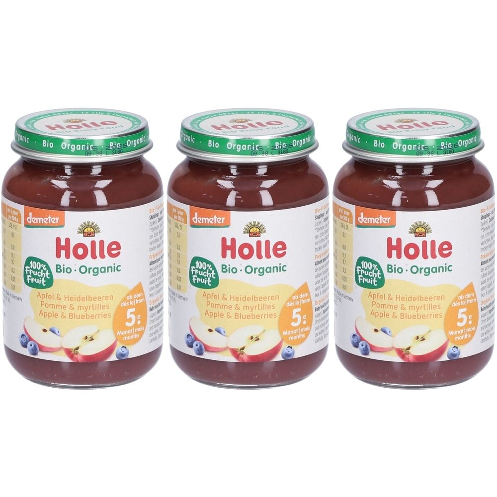 Drei Gläser Holle Bio-Organic Babybrei mit Apfel & Heidelbeeren. Demeter-Siegel. Grüne Deckel, brauner Inhalt, weißes Etikett.