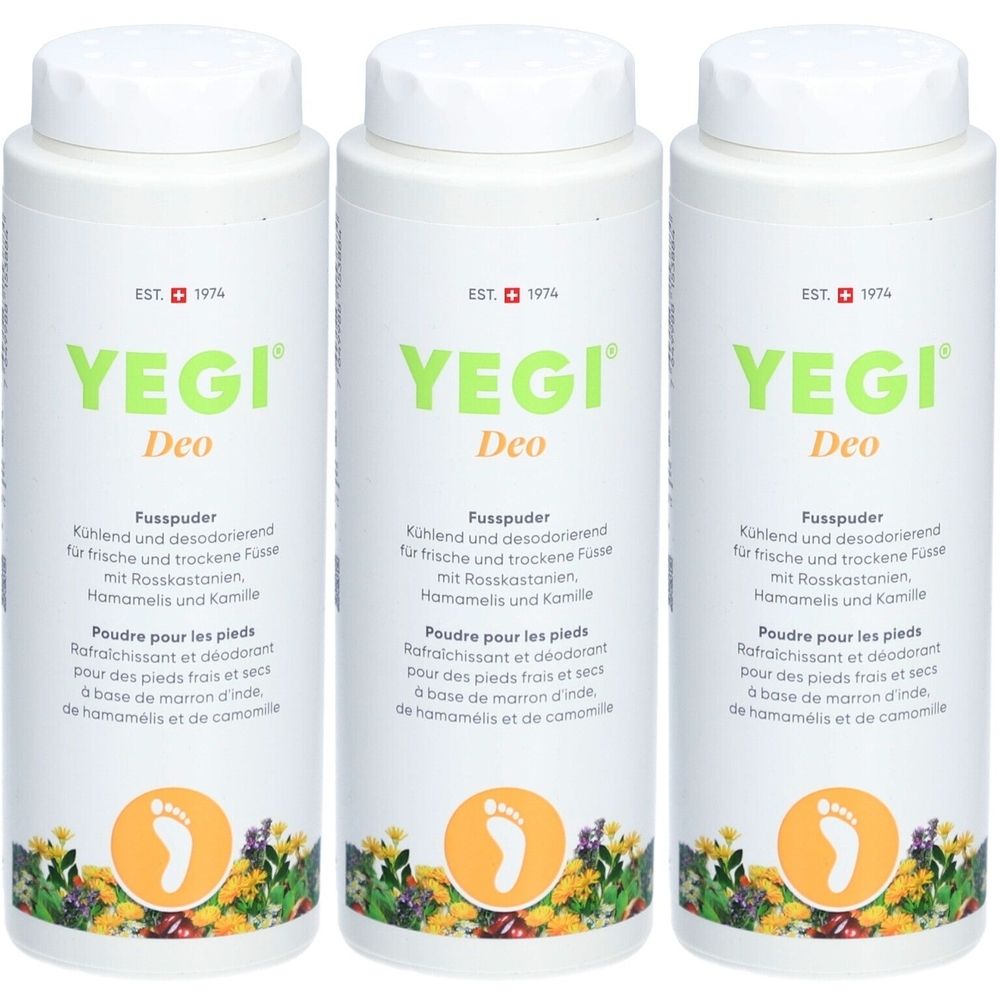 Drei weiße Flaschen mit grünem Aufdruck. Aufschrift: YEGI Deo, Fußpuder. Mit Fußabdruck-Symbol.