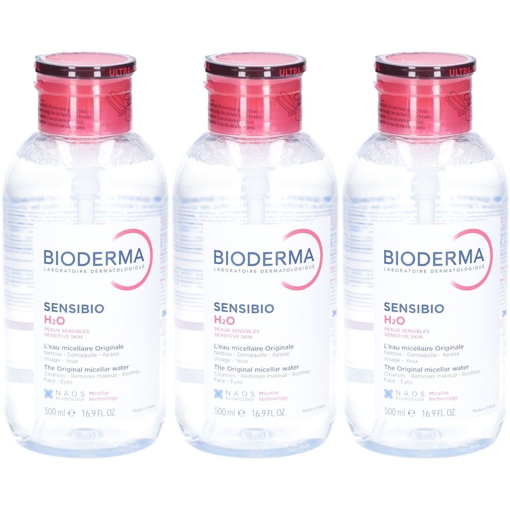 Drei Flaschen Bioderma Sensibio H2O Mizellenwasser. Klare Flüssigkeit in transparenten Flaschen mit rotem Verschluss. Produktbeschriftung sichtbar.