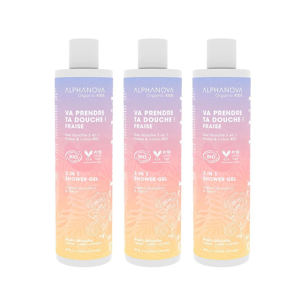 Trois flacons de gel douche 3 en 1 ALPHANOVA Kids Fraise. Flacons blancs avec étiquettes colorées. Inscription : VA PRENDRE TA DOUCHE ! FRAISE, 3 IN 1 SHOWER GEL.
