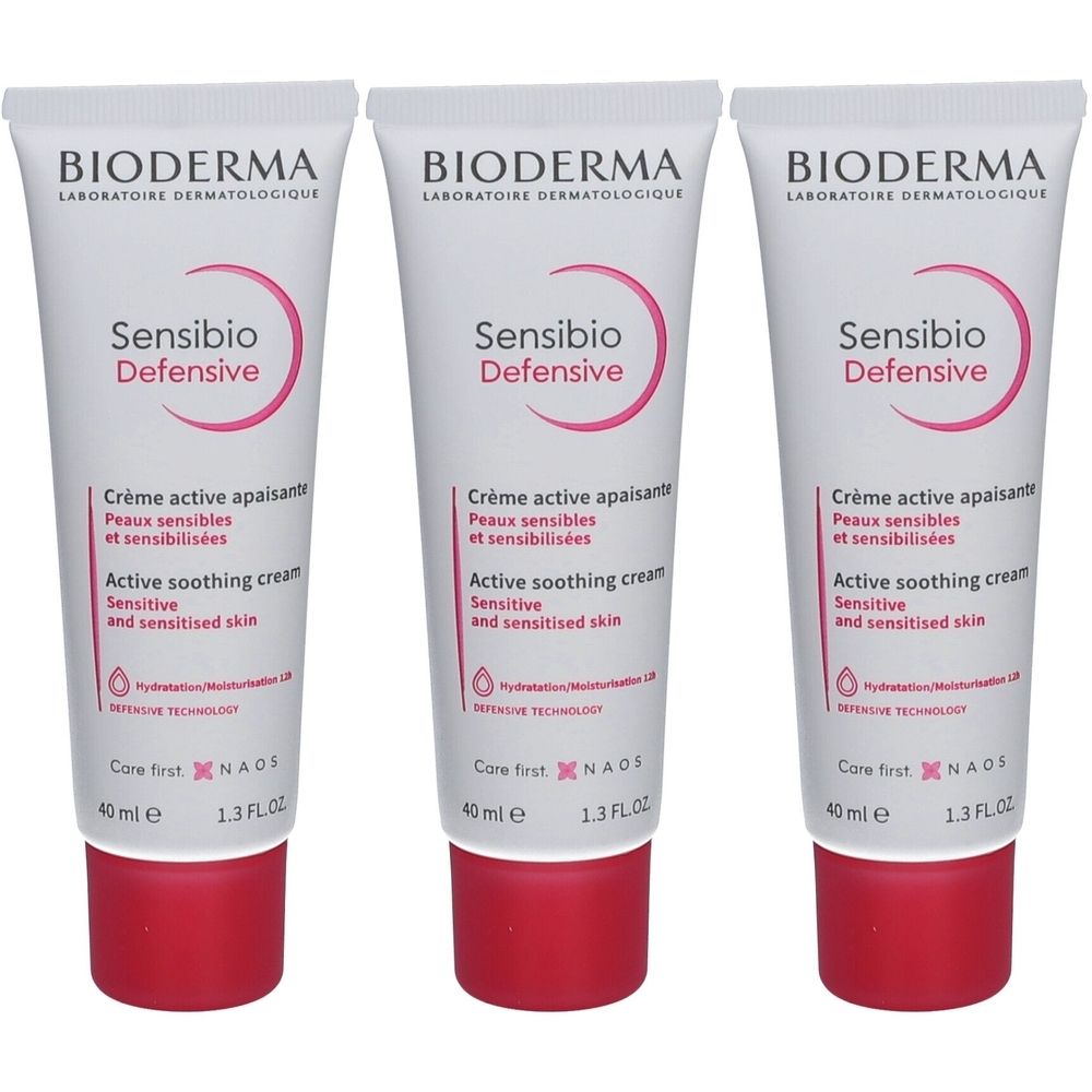 Trois tubes de BIODERMA Sensibio Defensive. Tubes blancs avec texte et bouchon rouges. Texte: Crème active apaisante, Active soothing cream.