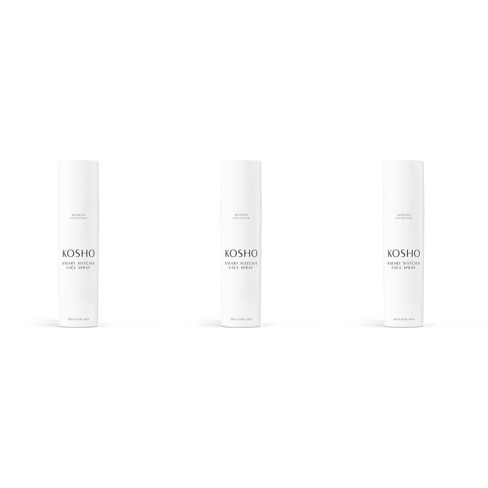 Trois flacons pulvérisateurs blancs. Chaque flacon porte l'inscription "KOSHO SMART MATCHA FACE SPRAY".