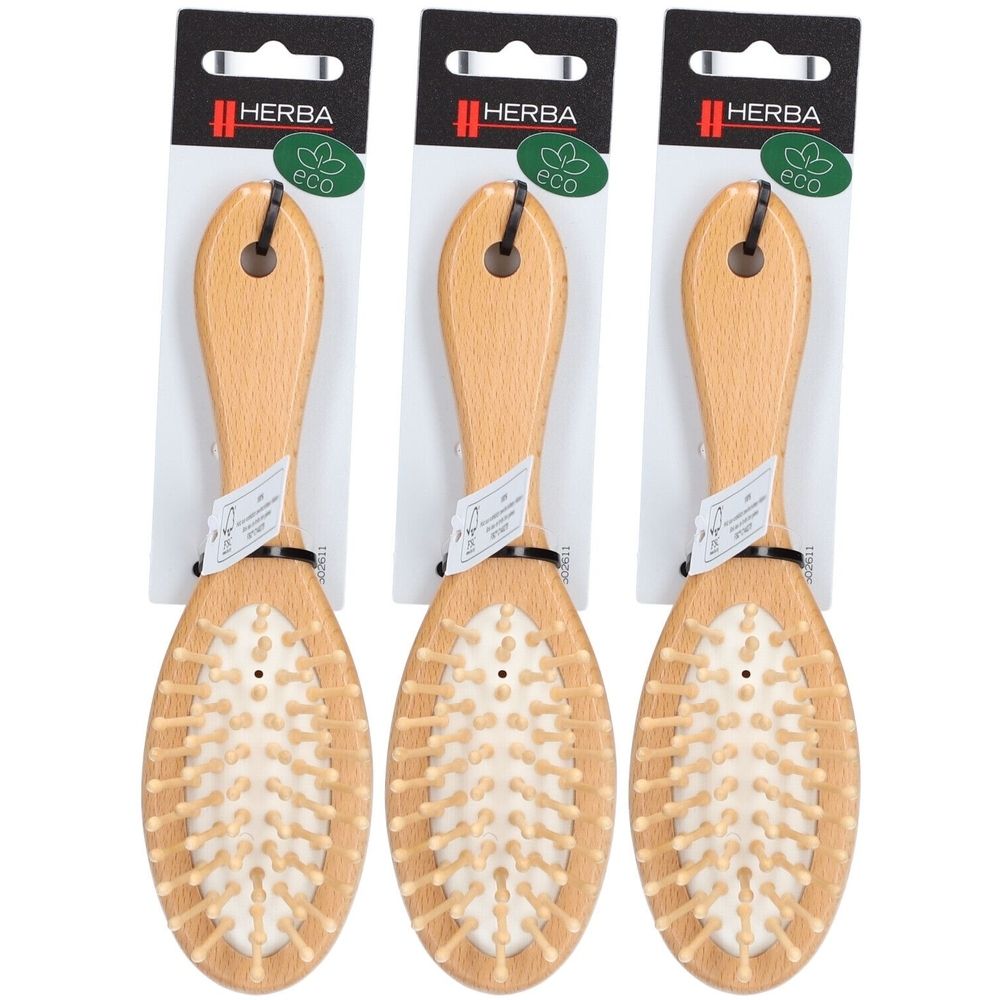 Trois brosses ovales en bois avec picots en bois. Manches en bois clair. Emballage avec crochet noir et logo "HERBA".