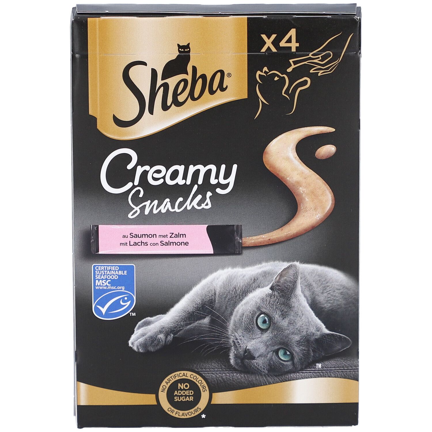 Schwarze Verpackung Sheba Creamy Snacks. Enthält 4 Beutel. Abbildung einer Katze und eines Snacks. Mit Lachs.
