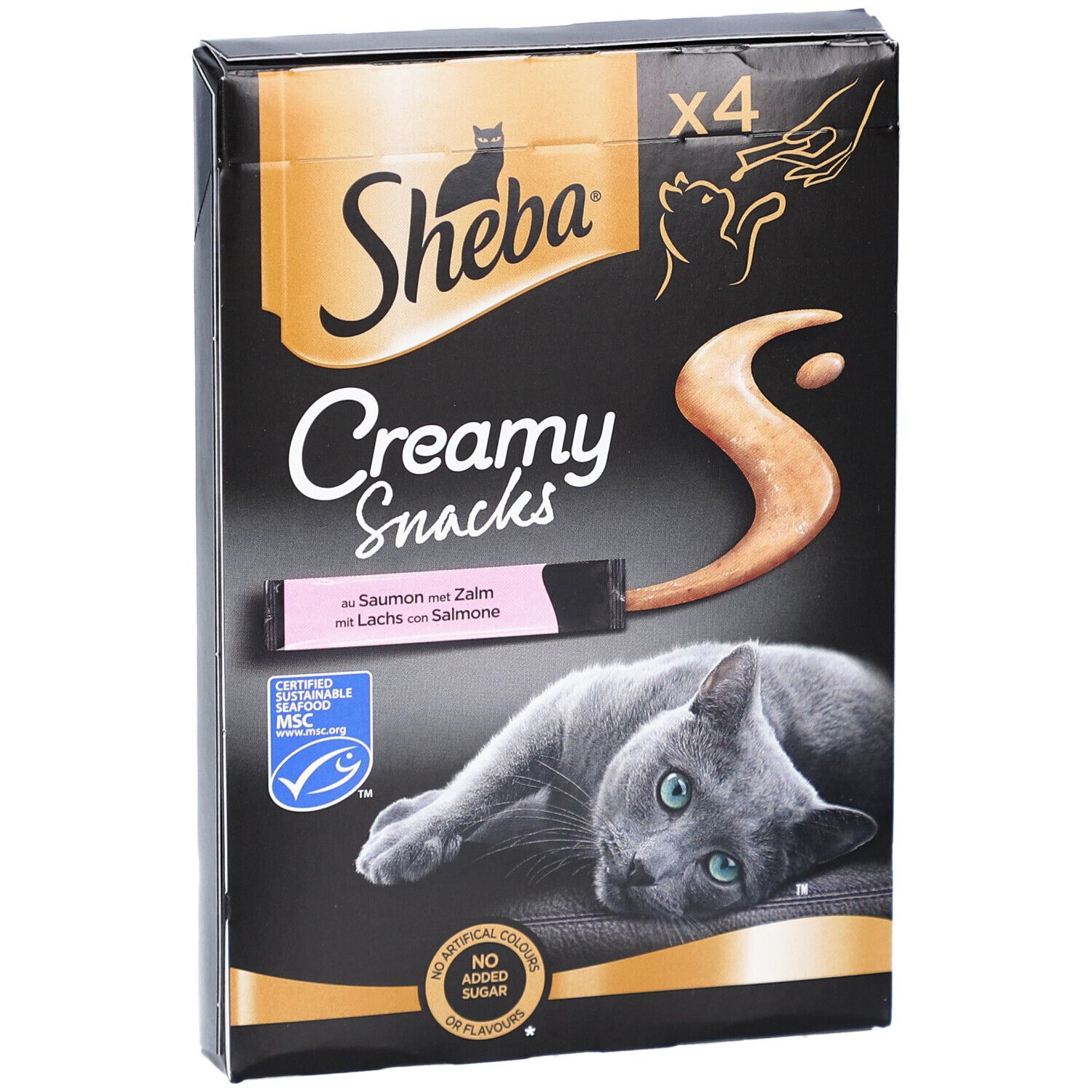Schwarze Verpackung Sheba Creamy Snacks. Enthält 4 Beutel. Abbildung einer Katze und eines Snacks. Mit Lachs.