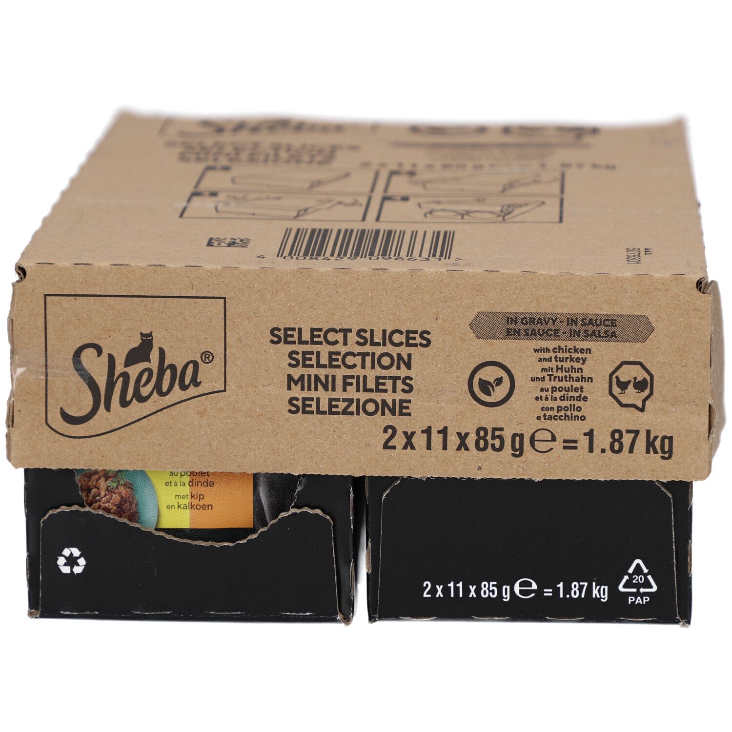 Verpackung von Sheba Finesse Hühnermousse. Achtseitige Form, Produktname und Katze abgebildet. Text: au poulet, met kip, 85g.