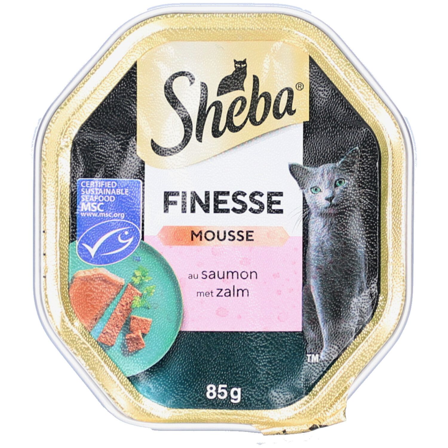 Verpackung von Sheba Finesse Mousse mit Lachs. Achteckige Form, goldfarbener Rand, Katze und Lachs-Abbildung.