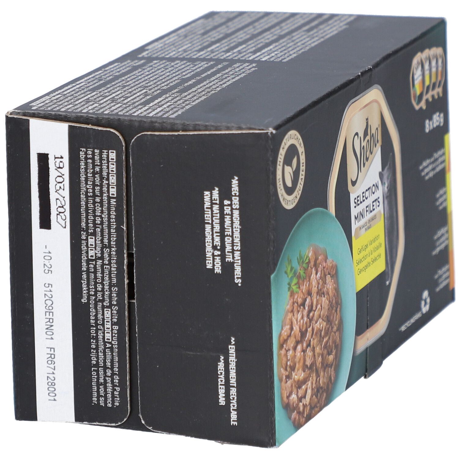 Karton mit Sheba Selection Mini Filets. Mindesthaltbarkeitsdatum 19/03/2027. Text und Recycling-Symbol.