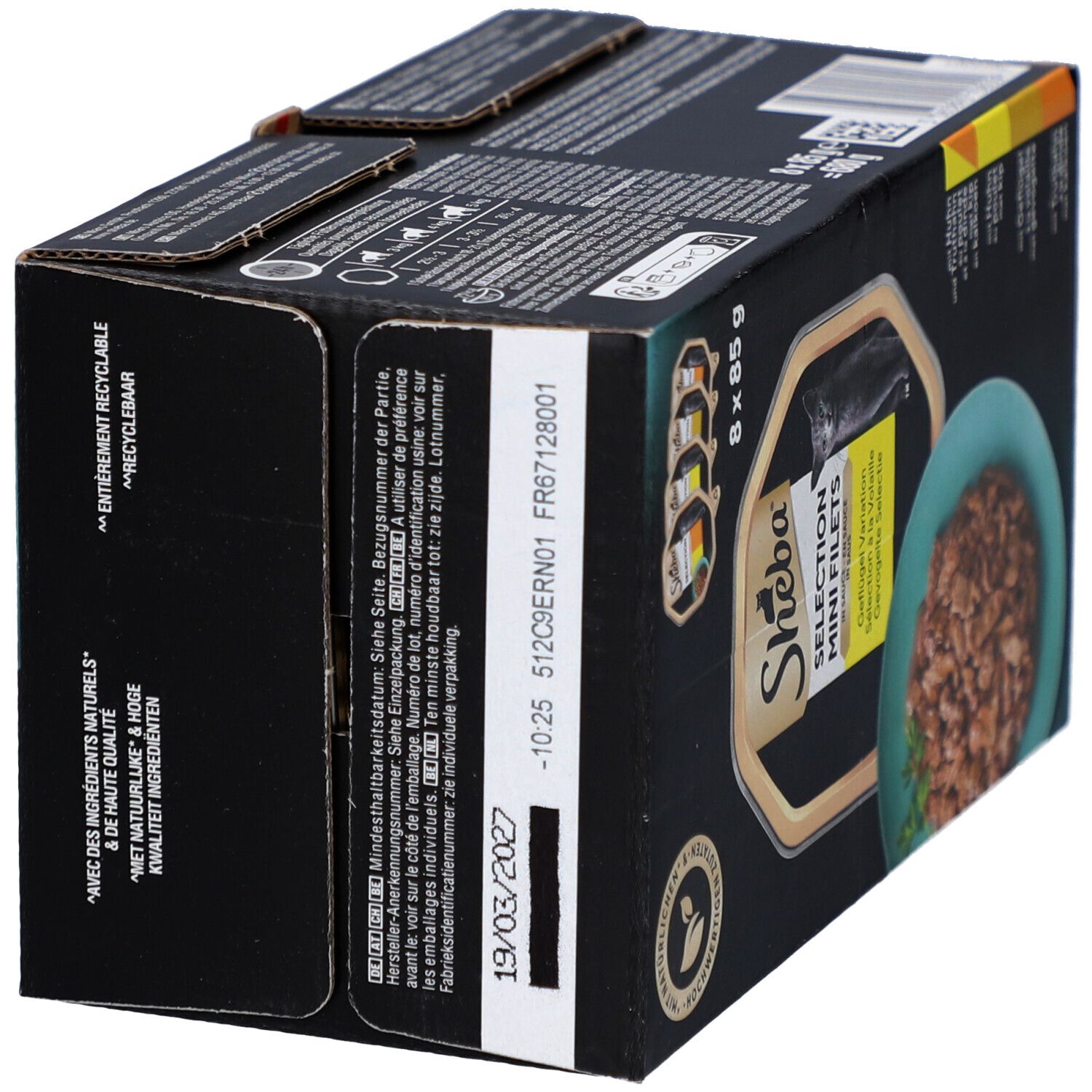 Karton mit Sheba Selection Mini Filets. Mindesthaltbarkeitsdatum 19/03/2027. Text und Recycling-Symbol.