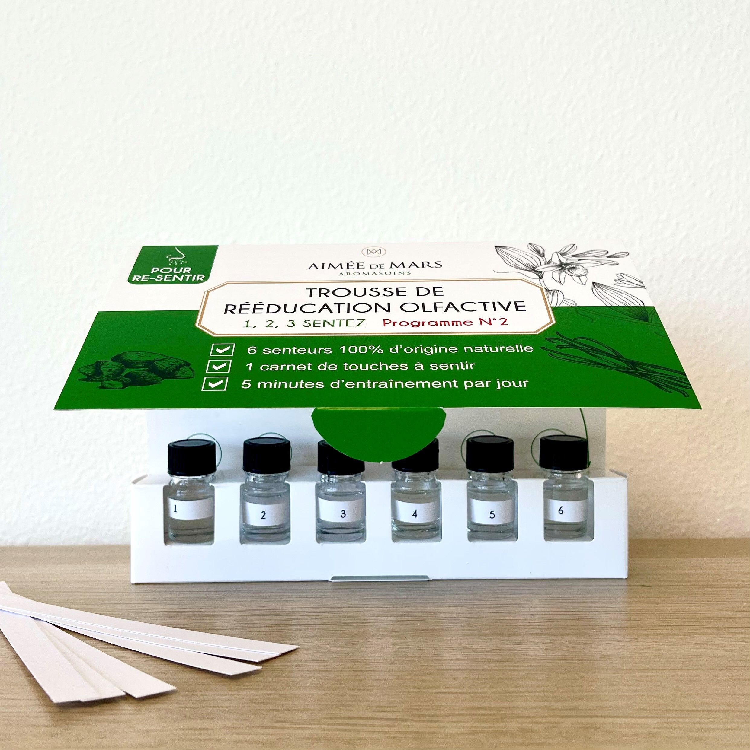 Kit zur Geruchssinn-Rehabilitation. 6 Fläschchen, 1 Heft, Duftstreifen. Aufschrift: „Aimée de Mars Aromasoins“.