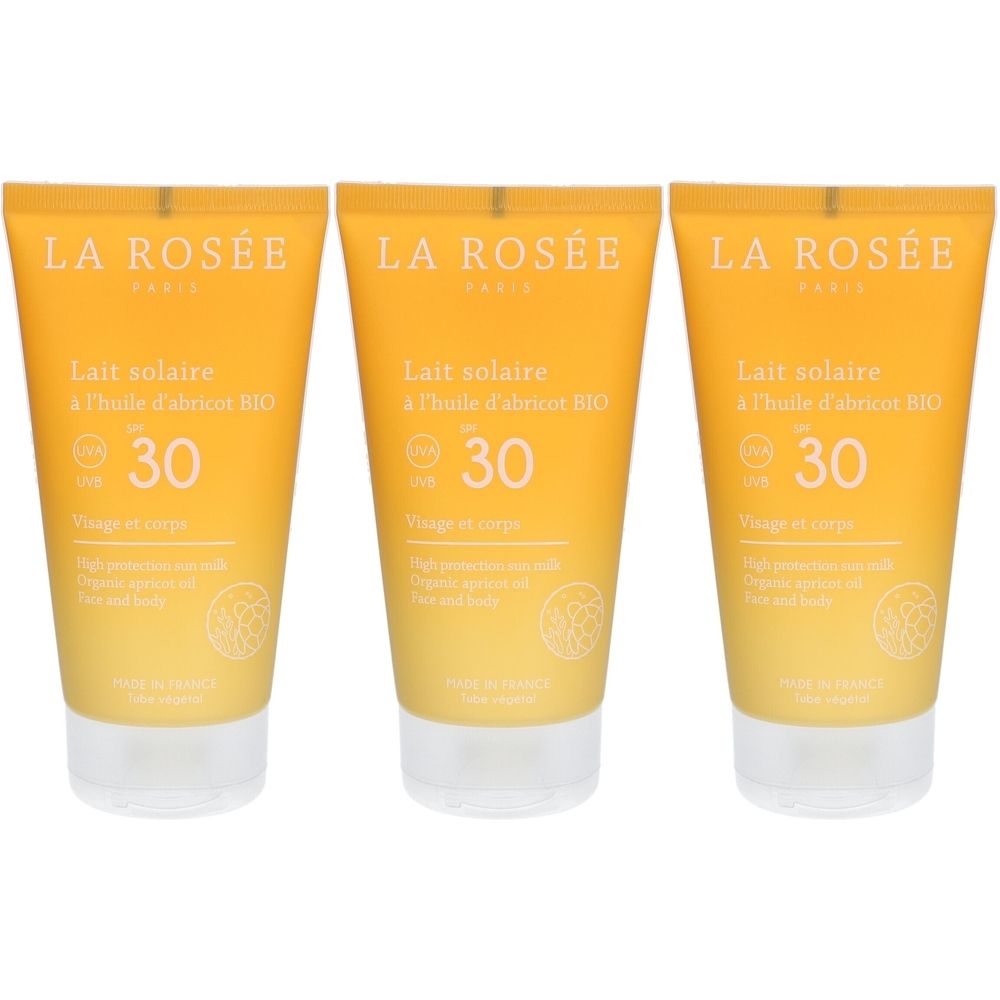 Drei Tuben Sonnenmilch. Gelb-orangefarbene Verpackung mit weißem Verschluss. Aufschrift: LA ROSÉE, Lait solaire SPF 30.