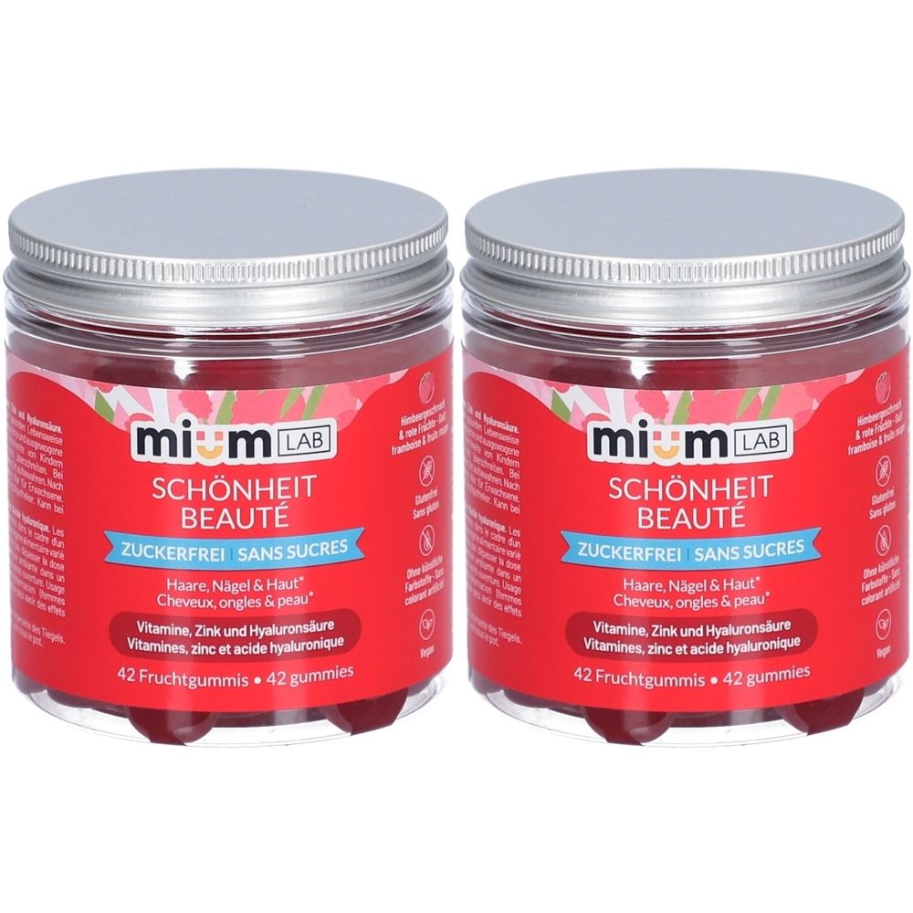 Zwei Gläser miumLAB Gummies Schönheit. Rote Etiketten mit Produktinformationen. Deckel silberfarben. 42 Fruchtgummis pro Glas.