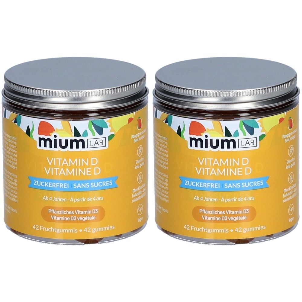 Zwei Dosen miumLAB Vitamin D Gummibärchen. Gelbe Etiketten mit Produktinformationen und dem Schriftzug "Zuckerfrei".