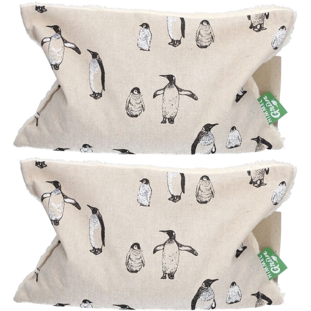 Zwei Kirschkernkissen mit Pinguin-Muster. Beige Stoff mit schwarzen Pinguin-Illustrationen. Grünem Etikett mit "HIMMELGRÜN".