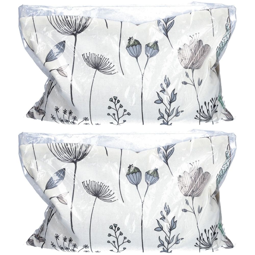 Zwei Kissen mit floralem Muster in Plastikverpackung. Muster mit grauen und blauen Blumen auf weißem Grund.