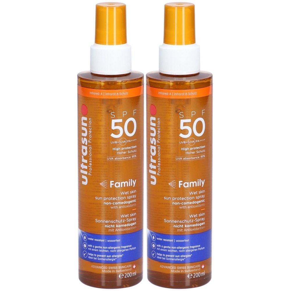 Deux flacons pulvérisateurs avec un liquide orange. Inscription : ultrasun SPF 50 Family. Étiquettes bleues et blanches avec du texte.