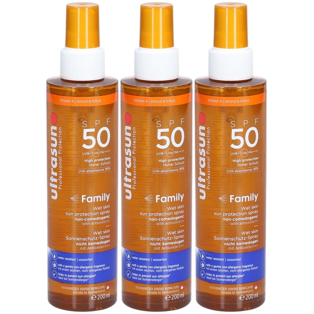 Drei Sprühflaschen mit orangefarbenen Deckeln. Auf den Etiketten steht "SPF 50" und "Family".