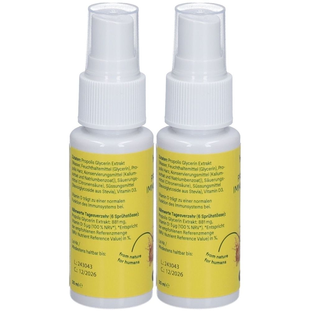 Zwei Sprühflaschen mit gelben Etiketten. Aufschrift: Propolis Immun-Spray. Weiße Sprühköpfe.