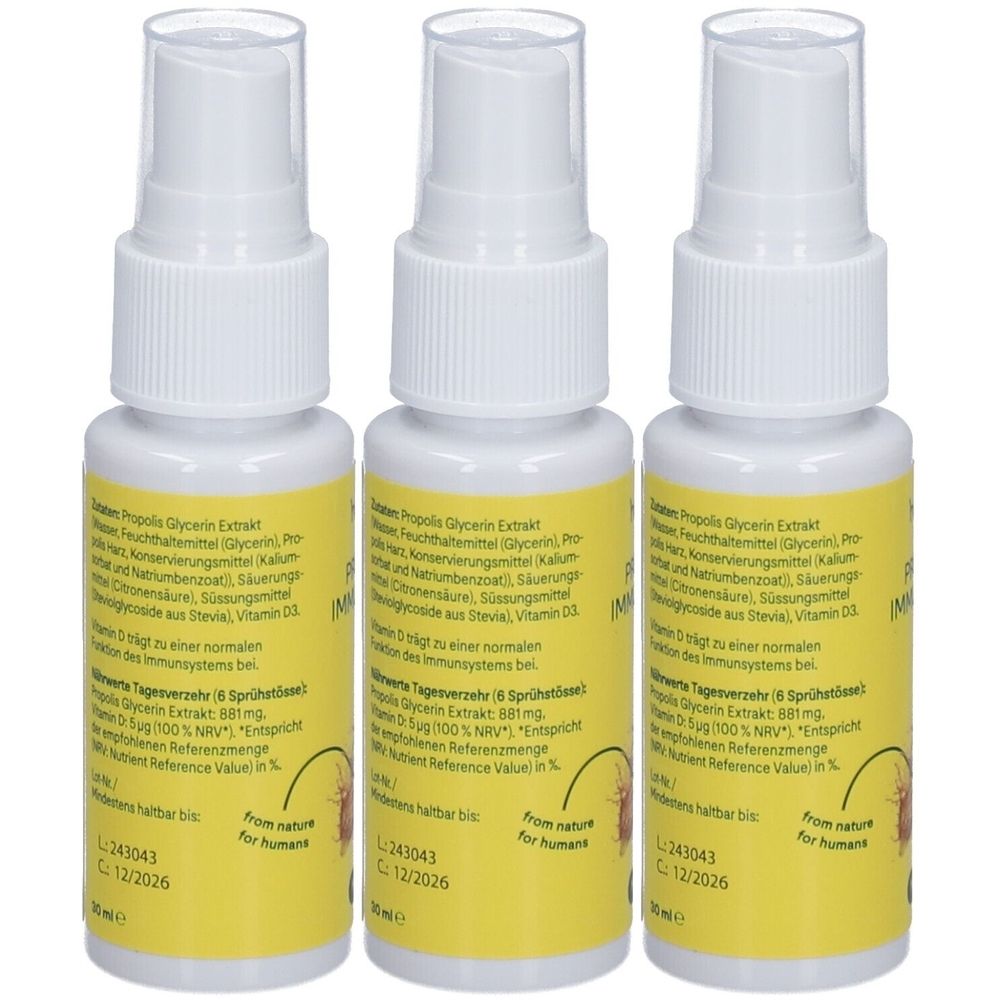 Drei Sprühflaschen mit gelben Etiketten. Aufschrift: IMMUN-SPRAY. Weiße Sprühköpfe. Text in deutscher Sprache.